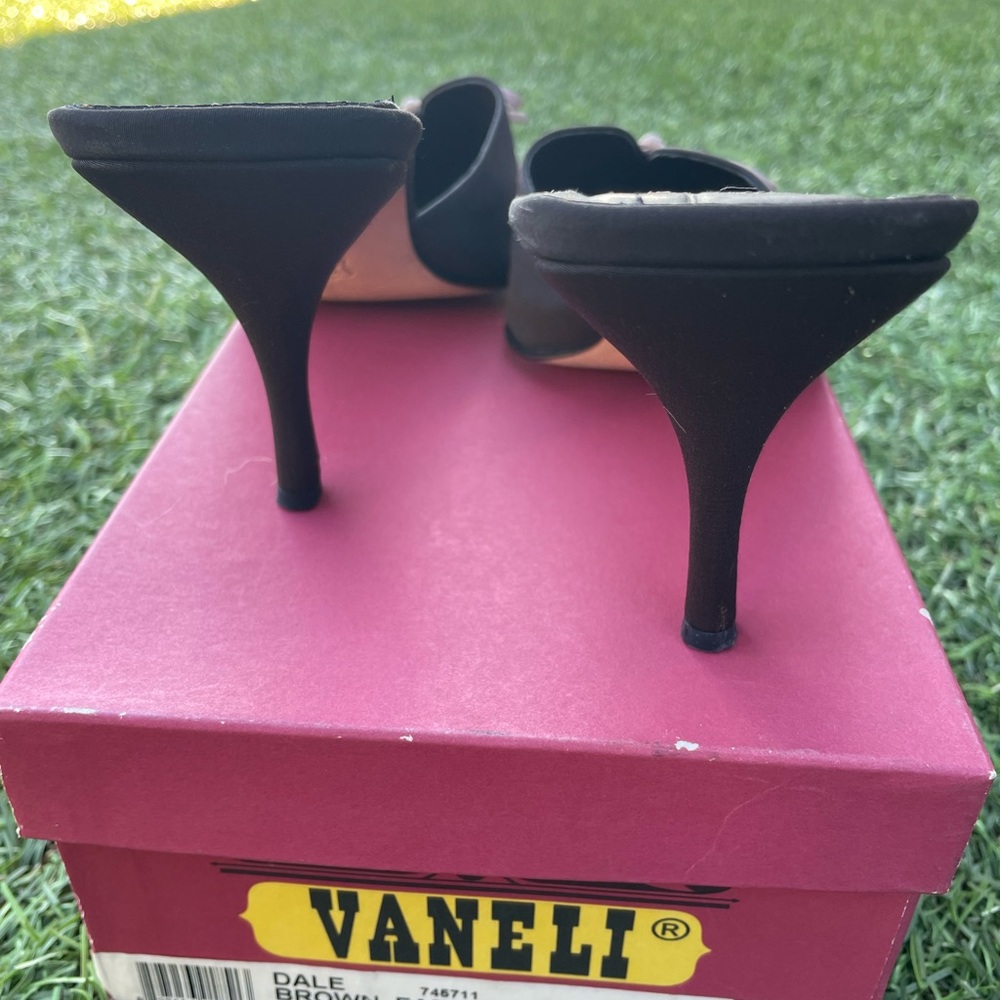 Vaneli Dale Brown Fab/Pink Bow Mules Sz8) - Picture 2 of 7